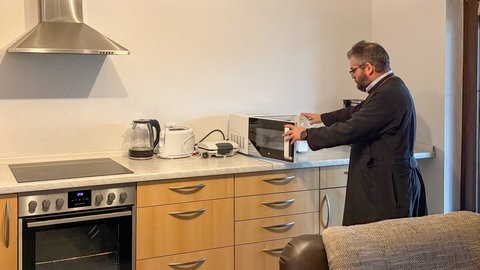 Erzpriester Dimitrios Katsanos in einer der Küchen in der Herberge "Dach der Liebe" in Reutlingen: Er hilft Familien, die zu Behandlungen in die Uniklinik Tübingen müssen.