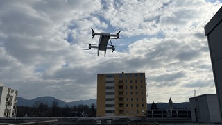 Zu sehen ist eine Drohne im Anflug. Sie transportiert zukünftig Blutproben von Albstadt nach Balingen.