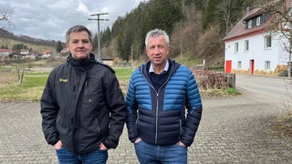 Markus König und Georg Erzberger stehen an der Kreisstraße. Sie ist nun wegen Felssturzgefahr gesperrt. 