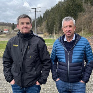 Markus König und Georg Erzberger stehen an der Kreisstraße. Sie ist nun wegen Felssturzgefahr gesperrt. 
