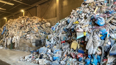 Unsortierte Müllberge in einer Lagerhalle bei Korn Recycling in Tübingen. Weggeworfene Akkus sorgen immer wieder für Brände.