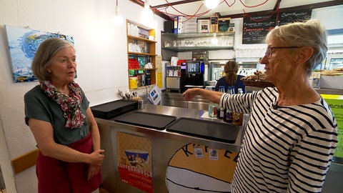 40 Jahre Kaffeehäusle Reutlingen. Barbara Haas erzählt einer Mitarbeiterin von den Anfängen.
