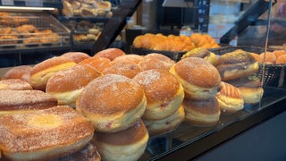 Auf der Warentheke einer Bäckerei liegen zahleiche Berliner. Die Bäckerei in Horb nennt das Gebäck Gsälzküchle.