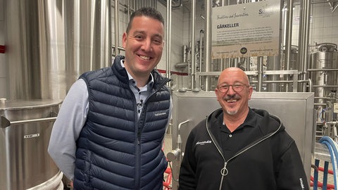 Zwei Mitbergünder des Bierschutzbund e. V. in der Brauerei. Rechts Klaus-Peter Neef, Biersommelier und Initiator des Bierschutzbundes, links Martin Schimpf von der Brauerei Schimpf in Remmingsheim. 