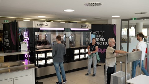 Ein kochender Roboter bereitet frische Gerichte an der Uniklinik Tübingen zu. Eine Maßnahme gegen den Fachkräftemangel. 