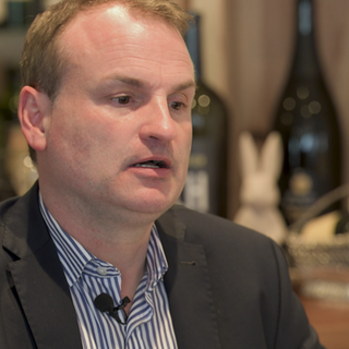 In einem Restaurant erklärt Frank Roth, wie sich sein Leben durch die Abnehmspritze verändert hat. 