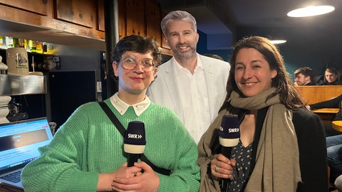 Der SWR hat einen Podcast über Boris Palmer herausgebracht. In einer Bar am Tübinger Marktplatz gab es ein "Prelistening", aber ohne den Oberbürgermeister. 