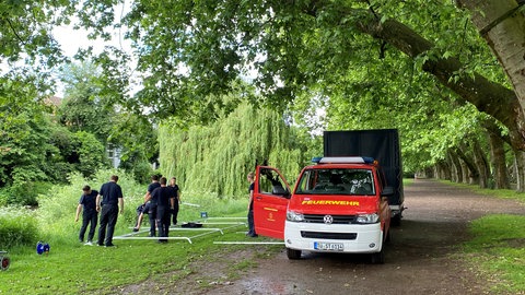 Noch bevor die Entscheidung gefällt war, dass das Stocherkahnrennen stattfinden darf, gab es erste Vorbereitungen der Feuerwehr auf der Tübinger Platanenallee.
