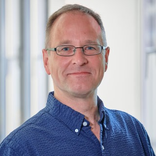 Peter Binder ist Reporter für Hörfunk, Online und Fernsehen beim SWR im Studio Tübingen.