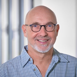 Kay-Uwe Hennig ist Reporter für Hörfunk, Online und Fernsehen beim SWR im Studio Tübingen.