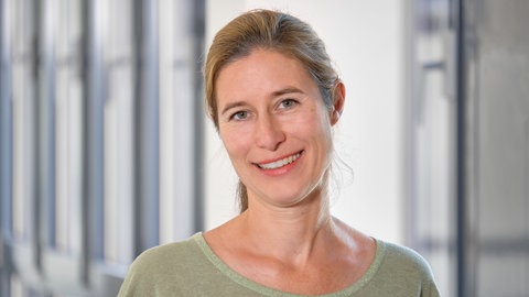 Anne Schmidt ist Reporterin für Hörfunk, Online und Fernsehen beim SWR im Studio Tübingen.