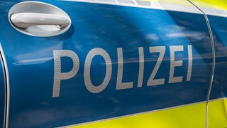 Auf einem Einsatzwagen ist der Schriftzug "Polizei" zu lesen. Ein 88 Jahre alter Pedelecfahrer ist im Zollernalbkreis tödlich verunglückt. 