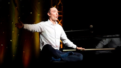 Der Klavierkabarettist Andreas Langsch erhielt bei der "Tuttlinger Krähe" 2025 den zweiten Jury-Preis und den begehrten Publikumspreis.