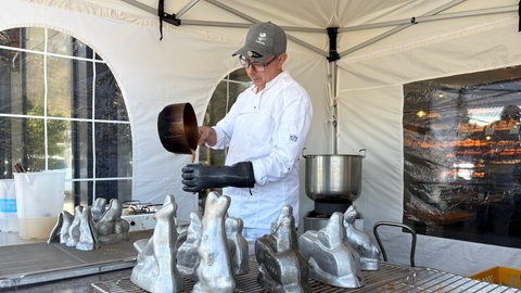 Osterhasen auf Kanonen und Osterhasen auf einem Panzer: Eine Tübinger Bäckerei verkauft Zuckerhasen mit Kriegsmotiven. Die Meinungen sind unterschiedlich.