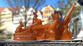 Osterhasen auf Kanonen und Osterhasen auf einem Panzer: Eine Tübinger Bäckerei verkauft Zuckerhasen mit Kriegsmotiven. Die Meinungen sind unterschiedlich.