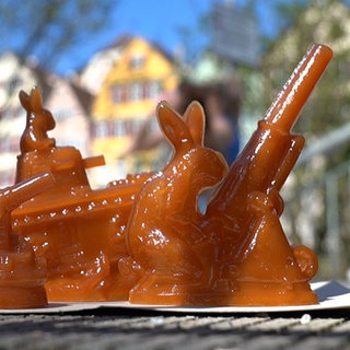 Osterhasen auf Kanonen und Osterhasen auf einem Panzer: Eine Tübinger Bäckerei verkauft Zuckerhasen mit Kriegsmotiven. Die Meinungen sind unterschiedlich.