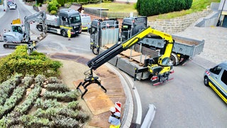 Ein Kreisverkehr wird so umgebaut, dass Schwertransporter darüber fahren können.