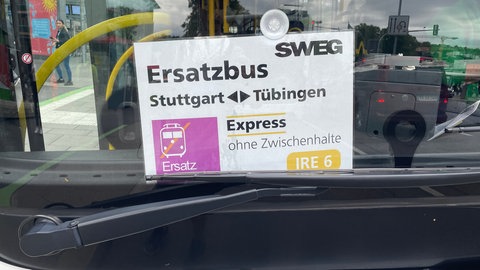 Ein Schild hinter der Windschutzscheibe zeigt, dass der Bus zwischen Tübingen und Stuttgart unterwegs ist.
