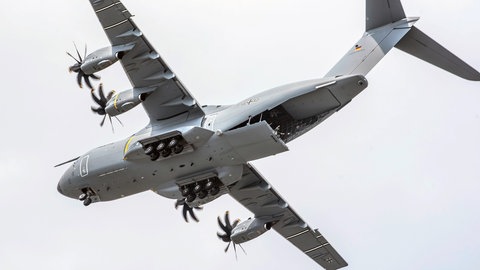 Ein Militärflugzeug der Bundeswehr fliegt am Himmel. Wenn das KSK-Absrpunggelände nach Geislingen (Zollernalbkreis) kommt, kann es auch bald über Geislingen fliegen.