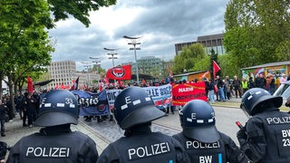 Polizei blockiert Zug von Gegendemonstranten am Reutlinger Busbahnhof