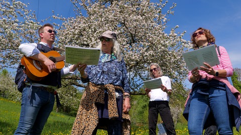 Jodeln und Wandern am Rande der Alb. Coach Christoph Achmüller mit den Workshop Teilnehmerinnen.