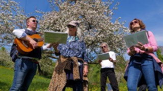 Jodeln und Wandern am Rande der Alb. Coach Christoph Achmüller mit den Workshop Teilnehmerinnen.