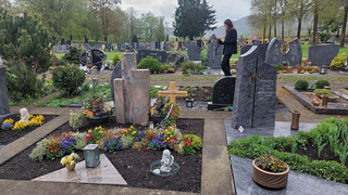Auf dem Heiligkreuzfriedhof Hechingen stehen moderne Grabsteine aus Granit
