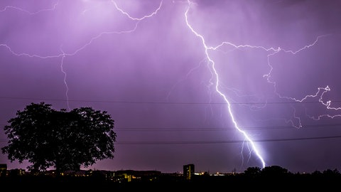 Gewitterblitze am nächtlichen Himmel. 2024 hat es im Zollernalb-Kreis am meisten im Land geblitzt.