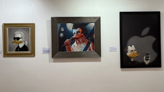 Auf der DUCKOMENTA werden bekannte Persönlichkeiten zu Enten umgestaltet. Hier zu sehen sind Portraits von Karl Lagerfeld, Elvis Presley und Steve Jobs.