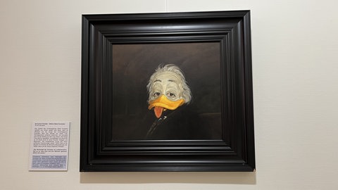Zu sehen ist ein Gemälde von Albert Einstein mit Entenschnabel. Auf der DUCKOMENTA in Hechingen gibt es viele solcher Werke zu sehen.