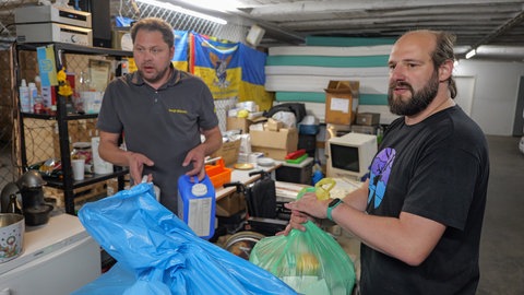 Zwei Helfer der Organisation "Tübingen hilft Ukraine". Links steht Sergii Biliavets, rechts Vladimir Piven. Vor einem möglichen Treffen zwischen Selenskyj und Trump sind sie pessimistisch.