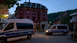 Polizeiwagen stehen vor einem Haus in Horb. Das Mietshaus wurde am frühen Donnerstagmorgen zwangsgeräumt.