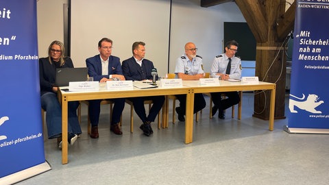 Hinter einem Tisch sitzen Mitarbeiter der Stadt Horb und der Polizei. Bei einer Pressekonferenz informieren sie über die Zwangsräumung eines Mietshauses