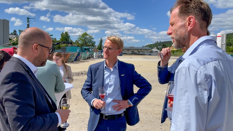Mehrere Aesculap-Beschäftigte stoßen mit Sekt auf den Spatenstich an. Der Medizintechnik-Hersteller investiert 90 Millionen Euro in den Standort Tuttlingen.