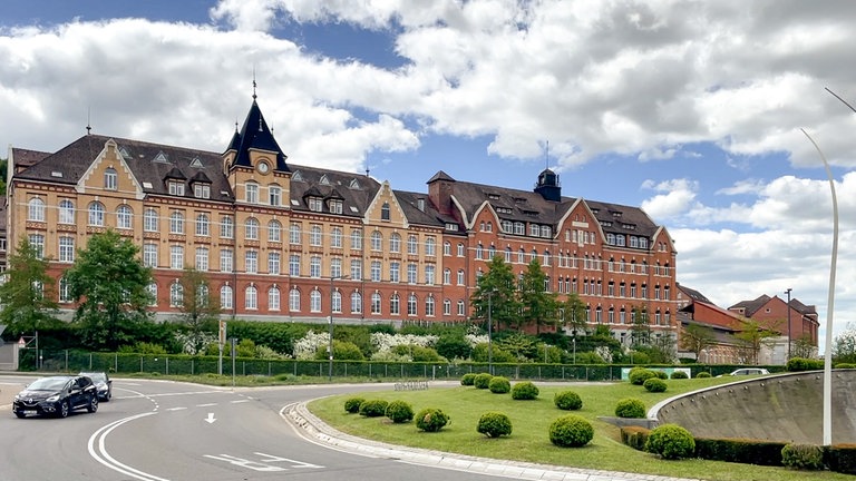 Außenaufnahme des Firmengebäudes von Aesculap. Der Medizintechnik-Hersteller investiert 90 Millionen Euro in den Standort Tuttlingen.