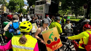 Mehrere Hundert Menschen haben bei der Fahrraddemo von Tübingen nach Ofterdingen teilgenommen. Sie demonstrieren für mehr Platz für Fahrräder und Fußgänger im öffentlicen Raum. 