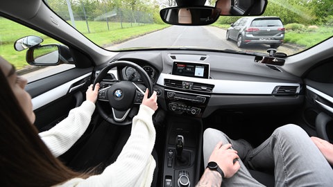 Eine Fahrschülerin sitzt mit ihrem Fahrlehrer im Auto und übt Fahren. Ein Fahrlehrer aus dem Kreis Sigmaringen ist wegen des Verdachts auf sexuellen Missbrauch in U-Haft. (Symbolbild)
