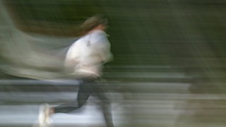 Eine Joggerin läuft auf einem Weg. Im Kreis Tübingen hat ein Mann eine Frau angegriffen.