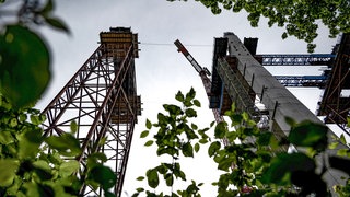 Gerüste sind an der Baustelle einer Hochbrücke zu sehen. Nach dem Absturz einer Arbeitsgondel auf der Brückenbaustelle der Neckartalbrücke mit drei toten Bauarbeitern läuft die Ursachensuche.