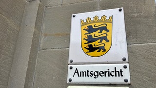 Der Eingang des Amtsgerichts Reutlingen. Hier wird die Frage verhandelt, ob zwei Mitarbeiterinnen des Reutlinger Kreisjugendamts ihre Fürsorgepflicht verletzt haben. 