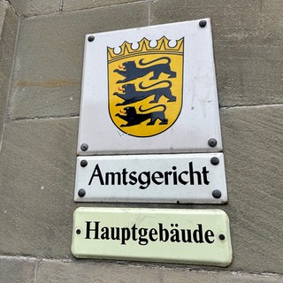 Der Eingang des Amtsgerichts Reutlingen. Hier wird die Frage verhandelt, ob zwei Mitarbeiterinnen des Reutlinger Kreisjugendamts ihre Fürsorgepflicht verletzt haben. 