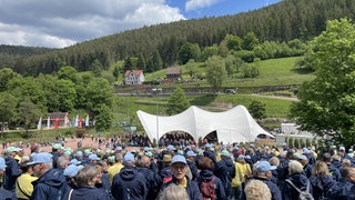 Viele Besucherinnen und Besucher kamen am Freitagmittag zur Eröffnung der Gartenschau Freudenstadt und Baiersbronn.
