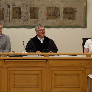 Richter Eberhard Hausch am Amtsgericht Reutlingen mit zwei Schöffen. Angeklagt ist ein Metzgergeselle, der verdorbenes Fleisch verkauft haben soll.