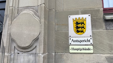 Der Eingang des Reutlinger Amtsgericht. Der Prozess um zwei Mitarbeiterinnen des Reutlinger Kreisjugendamtes geht weiter. Ihnen wird vorgeworfen, ihre Erziehungspflicht verletzt zu haben. 