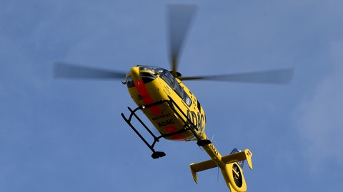 Ein Rettungshubschrauber fliegt am Himmel.