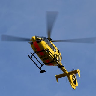Ein Rettungshubschrauber fliegt am Himmel.