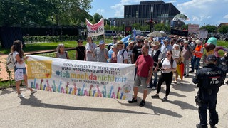 Unterstützer des Bündnisses "Gemeinsam für Deutschland" starten von der Reutlinger Stadthalle aus den Protestzug durch die Innenstadt. 