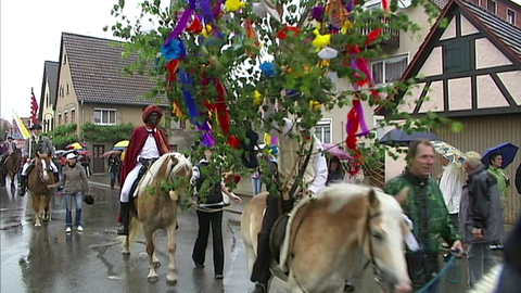 Beim Wurmlinger Pfingstritt gibt es traditionell die Figur "Mohrenkönig", die im Gesicht schwarz angemalt wird. Die Kritik daran wächst, es gibt aber auch viele Befürworter.