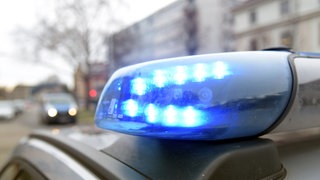 Ein Polizeiwagen steht auf der Straße (Symbolbild).