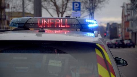 Ein Fahrzeug mit Blaulicht und dem Warnsignal "Unfall": In Burladingen wurde ein dreijähriges Mädchen von einem Motorroller angefahren (Symbolbild).
